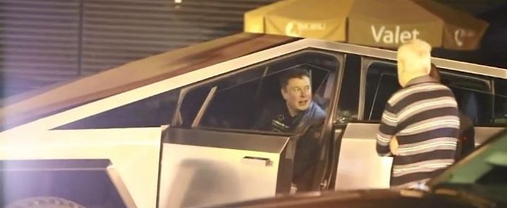 Elon musk a cena fuori con il Cybertruk