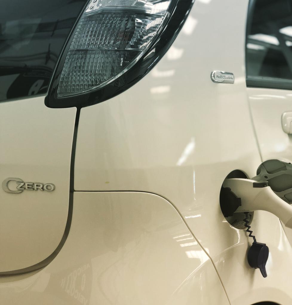Il costo delle auto elettriche è ancora troppo alto? La Citroën C-Zero costa solo 6890 euro.
