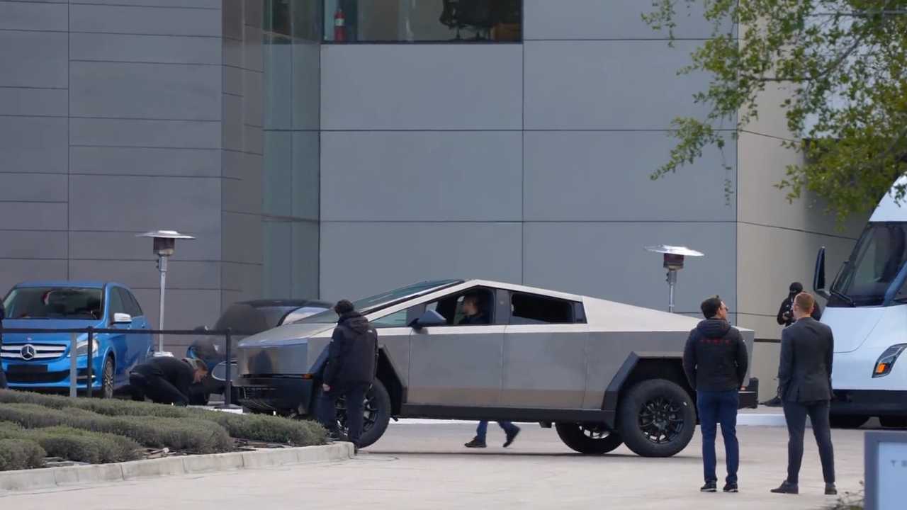 Tesla CyberTruck 2023 – modello in strada!